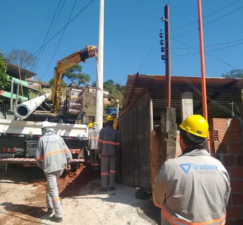 Trocas de lâmpadas e extensões de rede elétrica são realizadas em Santos Dumont